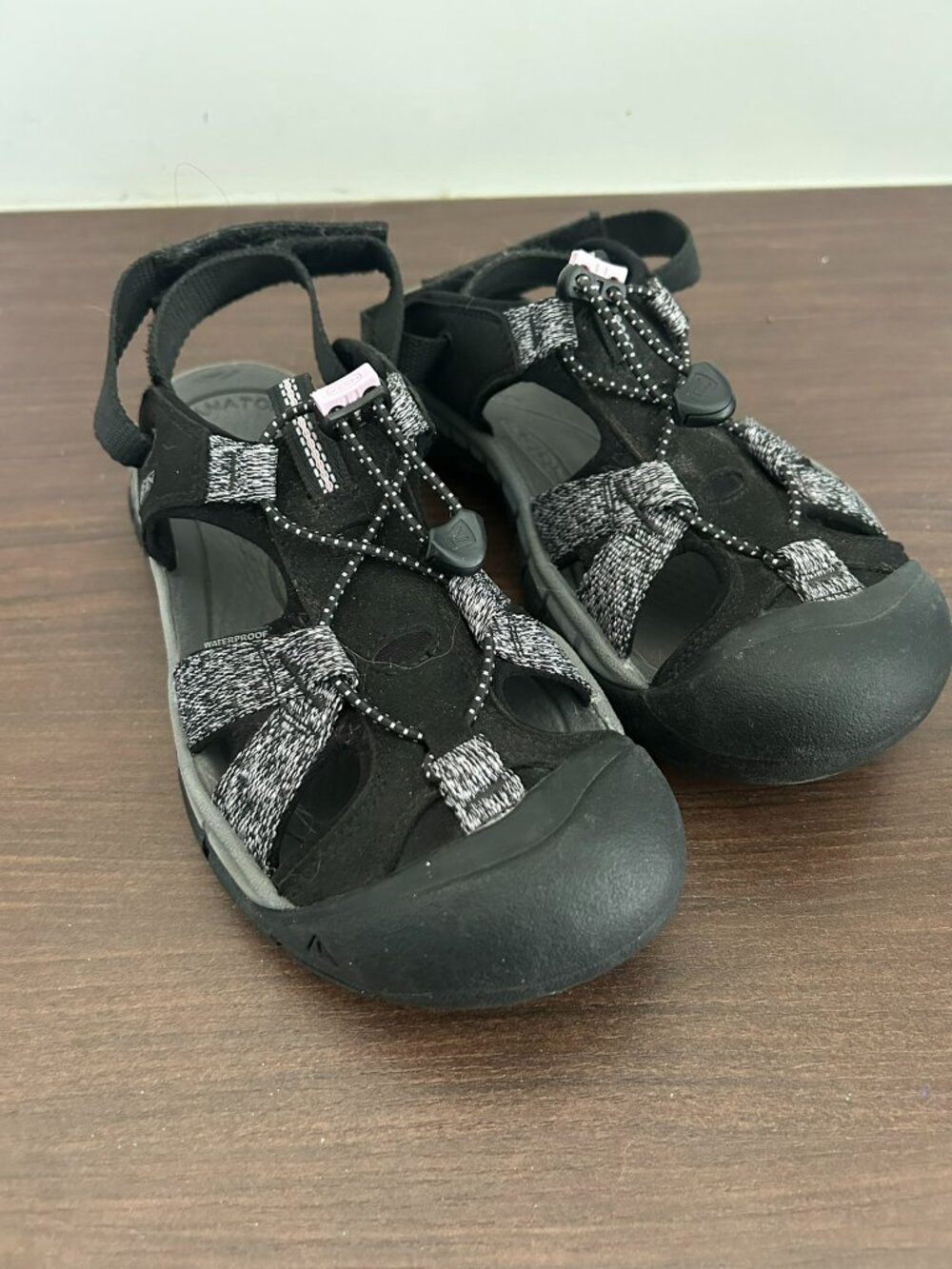 KEEN Women's Ravine H2 Closed Toe Water Sport Sandal Black/Dawn Pink SZ US 9